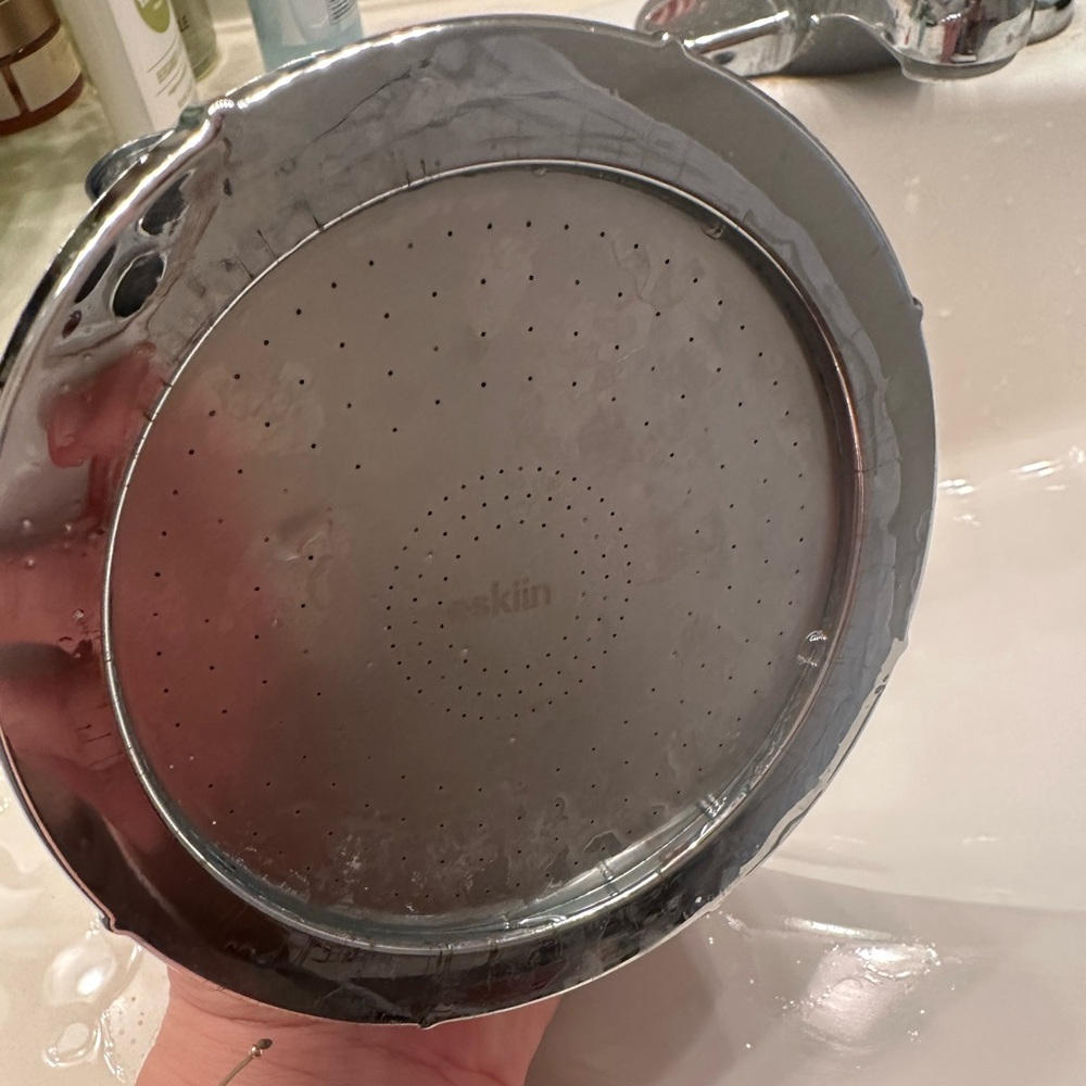 Eskiin shower head